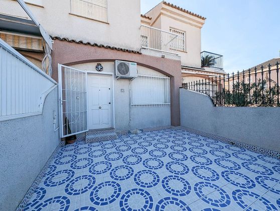 Foto 1 de Casa en venda a Los Narejos de 3 habitacions amb terrassa i jardí