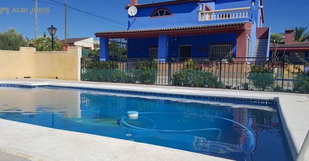 Foto 1 de Chalet en venta en Albatera de 5 habitaciones con terraza y piscina