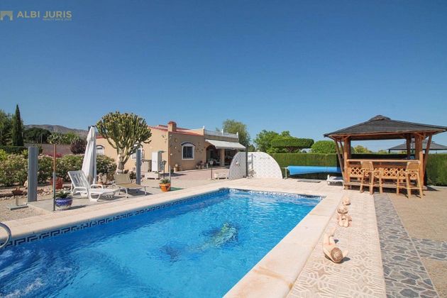 Foto 1 de Chalet en venta en Crevillent de 4 habitaciones con terraza y piscina