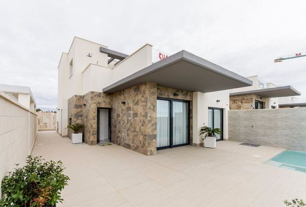 Foto 1 de Casa adossada en venda a San Miguel de Salinas de 3 habitacions amb piscina