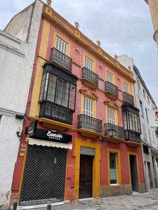 Foto 1 de Casa adossada en venda a calle Silencio de 7 habitacions amb terrassa i balcó