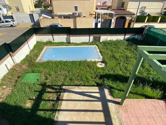 Foto 2 de Chalet en venta en Espartinas de 5 habitaciones con terraza y piscina