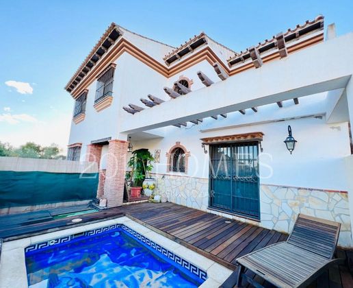 Foto 1 de Casa adossada en venda a calle Jaen de 5 habitacions amb terrassa i piscina