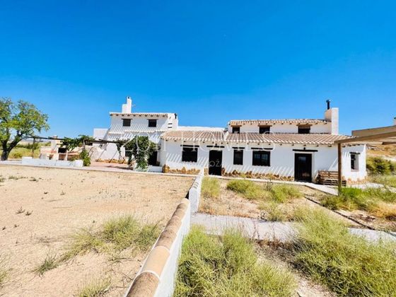 Foto 2 de Casa rural en venda a calle Riego Nuevo de 5 habitacions amb terrassa i piscina