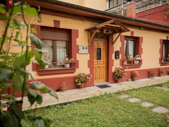 Foto 2 de Casa adossada en venda a La Villa - Bazuelo de 3 habitacions amb jardí i calefacció