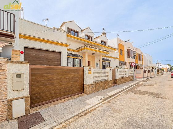 Foto 1 de Casa adossada en venda a Centro - Norte de 4 habitacions amb terrassa i garatge