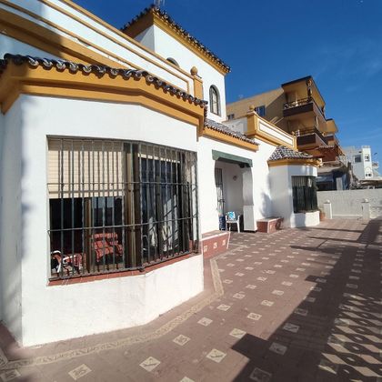 Foto 2 de Xalet en venda a Centro - Zona Playas de 9 habitacions amb terrassa i garatge