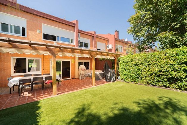 Foto 1 de Casa adossada en venda a Zona Monte El Pilar de 5 habitacions amb piscina i garatge