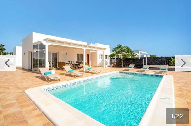 Foto 1 de Chalet en venta en Costa Teguise de 4 habitaciones con terraza y piscina