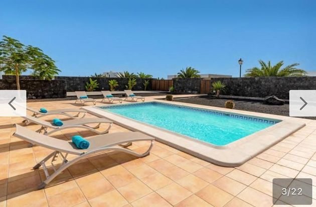 Foto 2 de Chalet en venta en Costa Teguise de 4 habitaciones con terraza y piscina