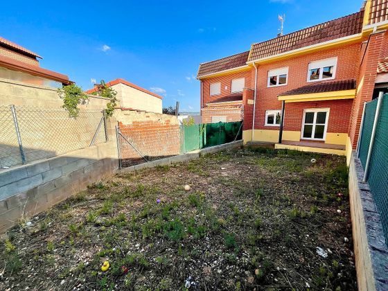 Foto 1 de Casa adossada en venda a Cabanillas del Campo de 4 habitacions amb garatge i jardí