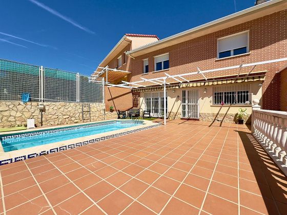 Foto 2 de Casa adossada en venda a Cabanillas del Campo de 3 habitacions amb terrassa i piscina