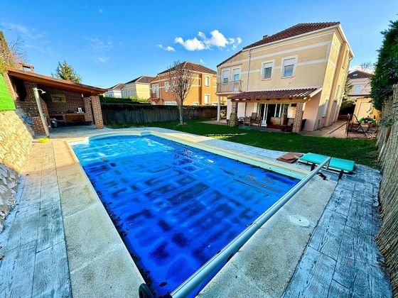 Foto 1 de Xalet en venda a Cabanillas del Campo de 4 habitacions amb piscina i garatge