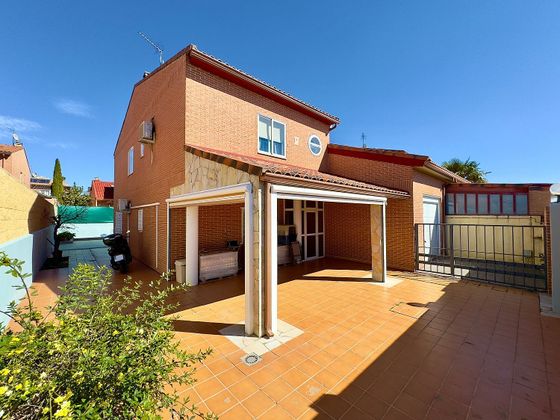 Foto 1 de Casa en venda a Cabanillas del Campo de 5 habitacions amb piscina i garatge