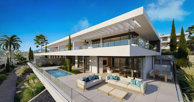 Foto 1 de Dúplex en venda a Elviria de 4 habitacions amb terrassa i piscina