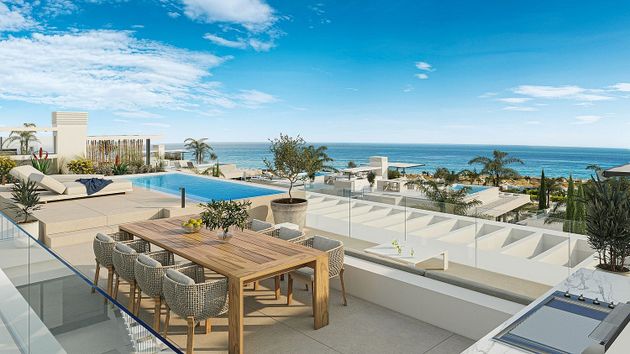 Foto 2 de Dúplex en venta en Elviria de 4 habitaciones con terraza y piscina