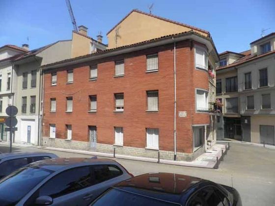 Foto 2 de Casa en venda a plaza La Cruz de 4 habitacions amb balcó i calefacció