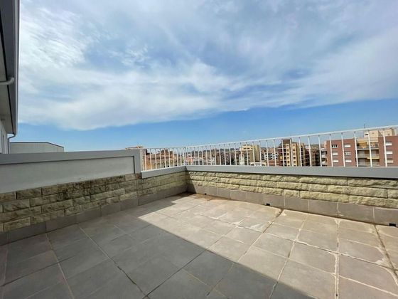 Foto 2 de Ático en venta en pasaje Pompeu de 3 habitaciones con terraza y aire acondicionado