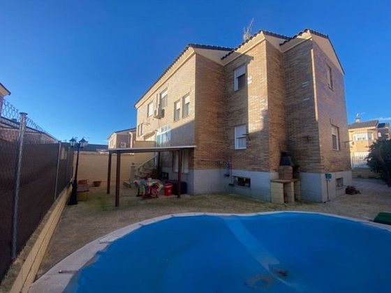Foto 1 de Casa adossada en venda a Ugena de 4 habitacions amb piscina i aire acondicionat