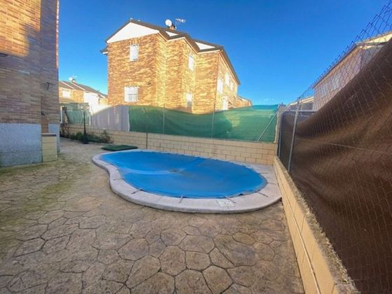 Foto 2 de Casa adossada en venda a Ugena de 4 habitacions amb piscina i aire acondicionat