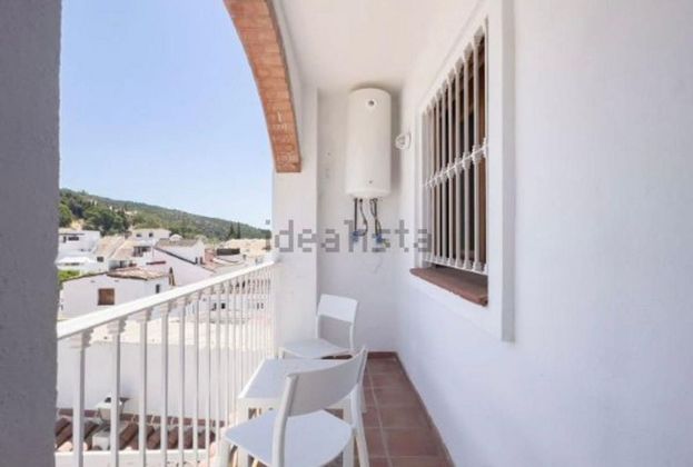 Foto 2 de Casa adossada en venda a plaza Iglesia de 4 habitacions amb terrassa i piscina