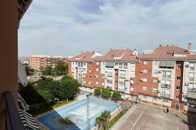Foto 1 de Dúplex en venta en calle Pintor Pablo Martín del Castillo de 4 habitaciones con piscina y jardín