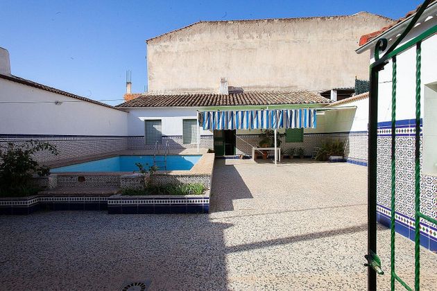 Foto 2 de Venta de casa adosada en calle General Sanjurjo de 4 habitaciones con piscina y calefacción