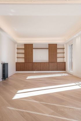 Foto 2 de Venta de piso en Almagro de 4 habitaciones con balcón y aire acondicionado