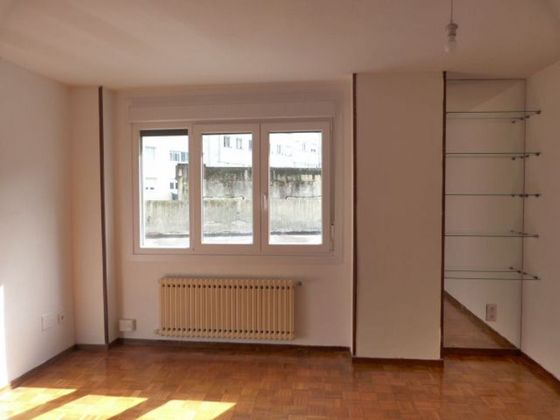 Foto 2 de Piso en alquiler en Ensanche - Sar de 3 habitaciones con calefacción y ascensor