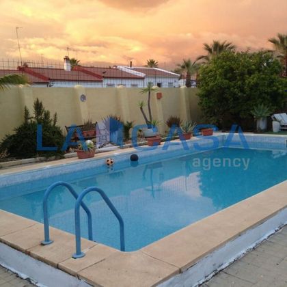Foto 1 de Venta de casa rural en Villamanrique de la Condesa de 5 habitaciones con terraza y piscina