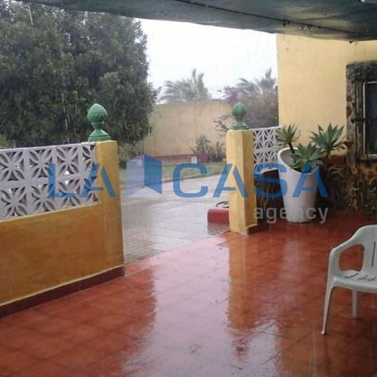 Foto 2 de Venta de casa rural en Villamanrique de la Condesa de 5 habitaciones con terraza y piscina