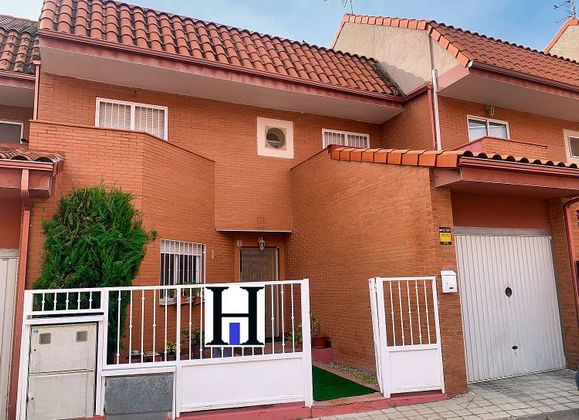 Foto 1 de Casa adossada en venda a Yunquera de Henares de 4 habitacions amb terrassa i garatge