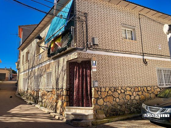 Foto 1 de Casa adossada en venda a calle La Plaza de 6 habitacions amb terrassa i garatge