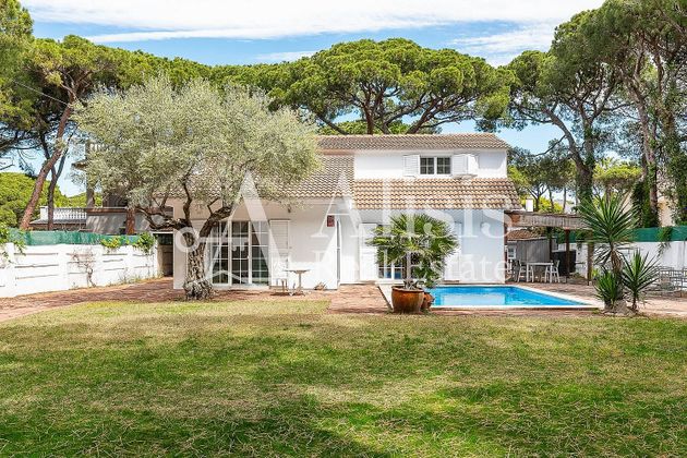Foto 1 de Xalet en venda a La Pineda de 4 habitacions amb terrassa i piscina