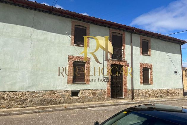 Foto 2 de Casa en venda a Riego de la Vega de 4 habitacions amb terrassa i jardí