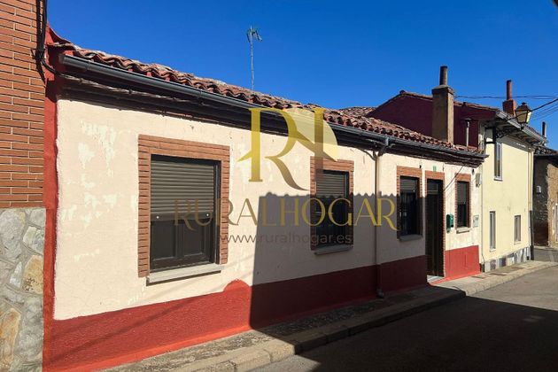 Foto 1 de Casa adossada en venda a Valverde de la Virgen de 2 habitacions amb terrassa i balcó