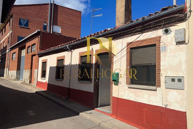 Foto 2 de Casa adossada en venda a Valverde de la Virgen de 2 habitacions amb terrassa i balcó