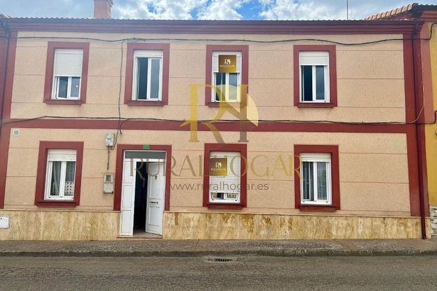 Foto 1 de Casa adossada en venda a Valverde de la Virgen de 2 habitacions amb jardí