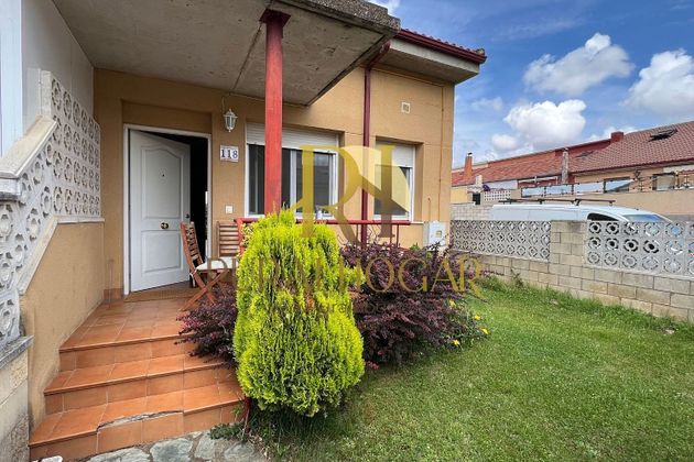 Foto 2 de Venta de casa en Villasabariego de 4 habitaciones con terraza y jardín