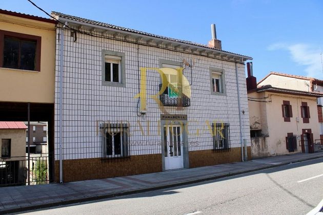 Foto 1 de Casa en venda a calle La Constitución de 6 habitacions amb jardí i calefacció