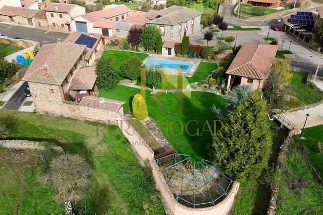 Foto 1 de Casa en venda a Santiago Millas de 4 habitacions amb terrassa i piscina