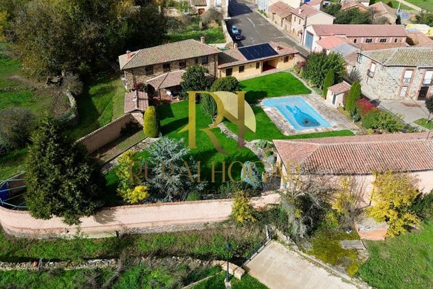 Foto 2 de Casa en venda a Santiago Millas de 4 habitacions amb terrassa i piscina