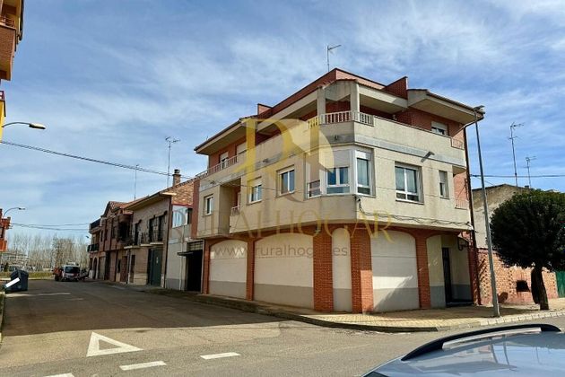 Foto 1 de Casa adosada en venta en Bañeza (La) de 7 habitaciones con terraza y balcón