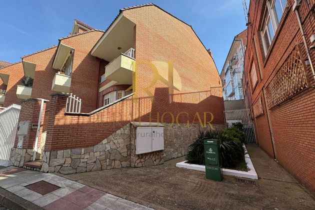 Foto 2 de Casa en venda a Trobajo del Camino de 4 habitacions amb terrassa i piscina