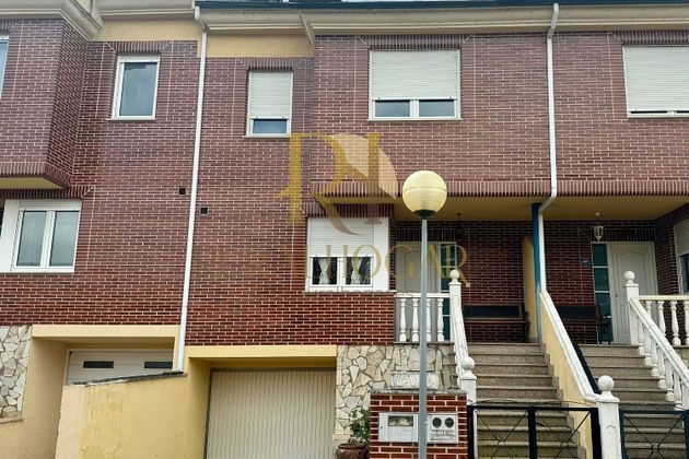 Foto 2 de Casa adosada en venta en urbanización Los Girasoles de 3 habitaciones con terraza y piscina