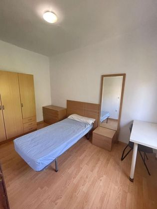 Foto 2 de Piso en alquiler en calle Juan Díaz de Solís de 3 habitaciones con muebles y balcón