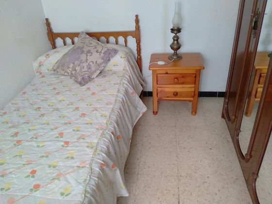 Foto 2 de Piso en alquiler en León de 3 habitaciones con muebles y balcón