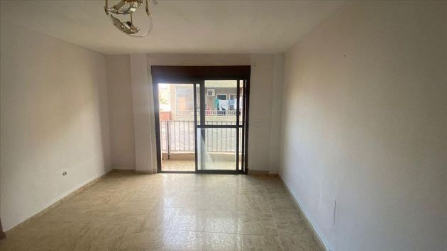 Foto 2 de Pis en venda a calle Estepona de 2 habitacions amb terrassa i balcó
