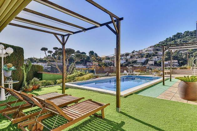 Foto 1 de Chalet en venta en Santa Susanna de 5 habitaciones con terraza y piscina