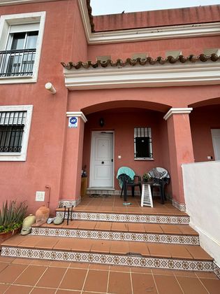 Foto 2 de Casa adosada en venta en Huévar del Aljarafe de 3 habitaciones con terraza y jardín